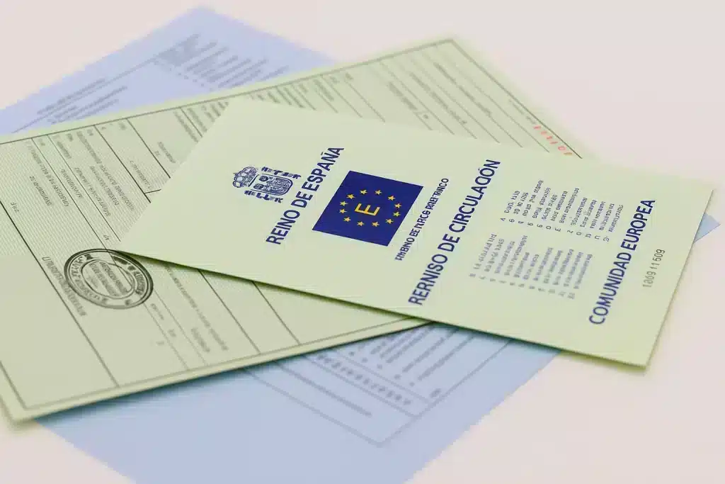 Permiso de circulación español sobre documentos oficiales del vehículo