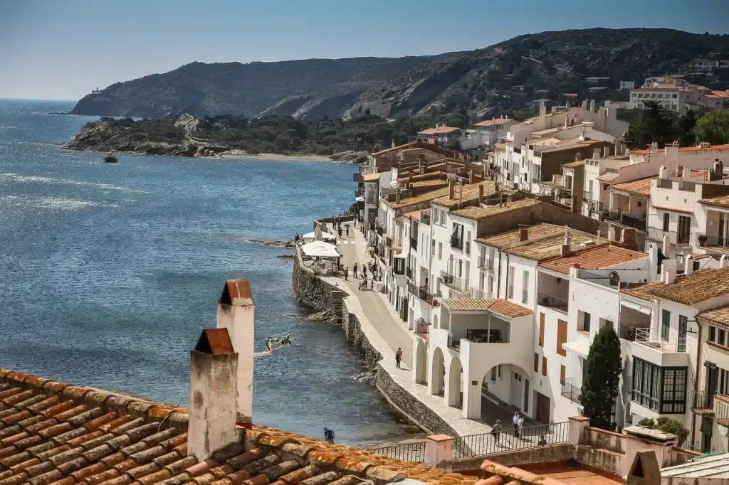 Utsikt over en hvitkalket kystlandsby på Costa Brava, lik Cadaqués.