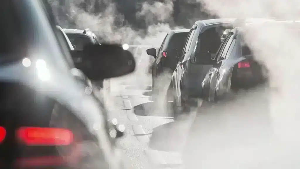Vehículo expulsando gases por el tubo de escape para ilustrar el control de emisiones